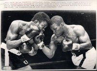 GRIFFITH, EMILE-JOSE STABLE WIRE PHOTO (1965-9TH ROUND)