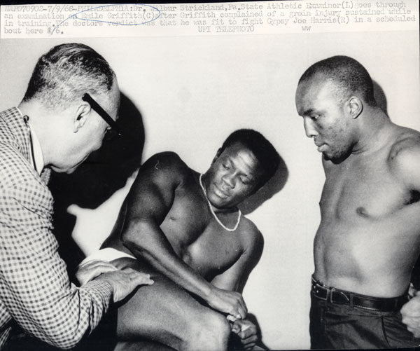 GRIFFITH, EMILE-GYPSY JOE HARRIS WIRE PHOTO (1968-PRE FIGHT MEDICALS)