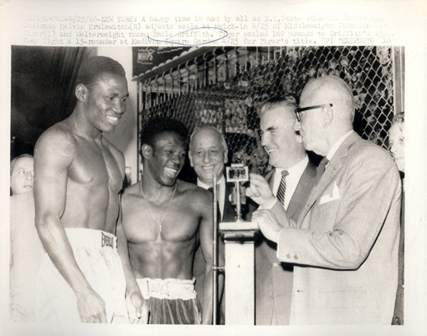 GRIFFITH, EMILE-DICK TIGER WIRE PHOTO (1966-WEIGH IN)