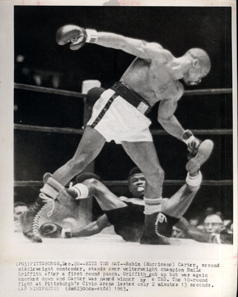 CARTER, RUBIN "HURRICANE"-EMILE GRIFFITH WIRE PHOTO (1963-END OF FIGHT)