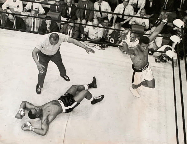 ALI, MUHAMMAD-SONNY LISTON II ORIGINAL WIRE PHOTO (1965-END OF FIGHT)