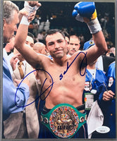 DE LA HOYA, OSCAR SIGNED PHOTO (JSA AUTHENTICATED)