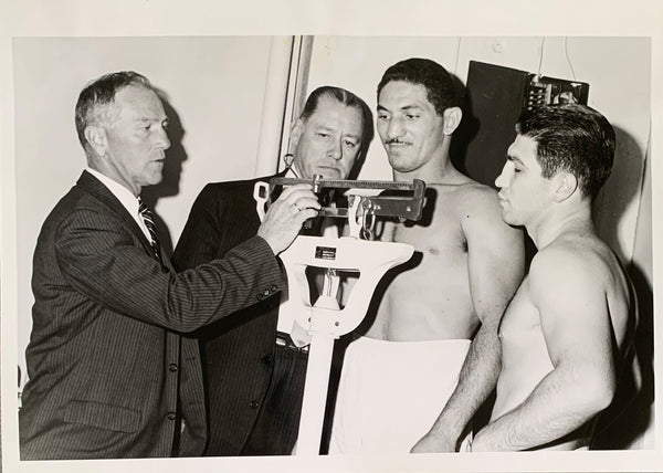 FERNANDEZ, FLORENTINO-JOE DENUCCI WIRE PHOTO (1963-WEIGHING IN)