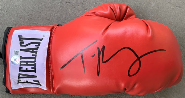 FURY, TYSON SIGNED BOXING GLOVE (BECKETT AUTHENTICATED)