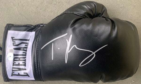 FURY, TYSON SIGNED BOXING GLOVE (BECKETT WITNESSED)