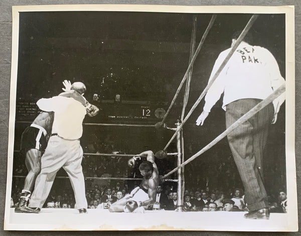 GRIFFITH, EMILE-BENNY "KID" PARET ORIGINAL WIRE PHOTO (1962-END OF FIGHT)