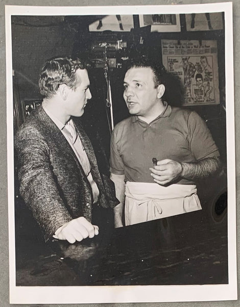 LAMOTTA, JAKE & PAUL NEWMAN ORIGINAL WIRE PHOTO (1961-THE HUSTLER)