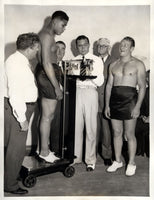 LOUIS, JOE-KING LEVINSKY WIRE PHOTO (1935-WEIGHING IN)