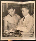 LOUIS, JOE U.S.ARMY PRE INDUCTION FINGER PRINTING WIRE PHOTO (1942)