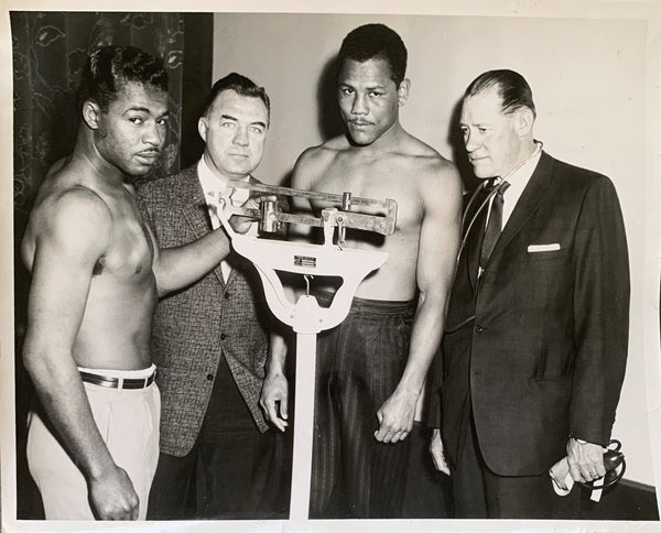 TORRES, JOSE-BOBBY YOUNG WIRE PHOTO (1961-WEIGHING IN)